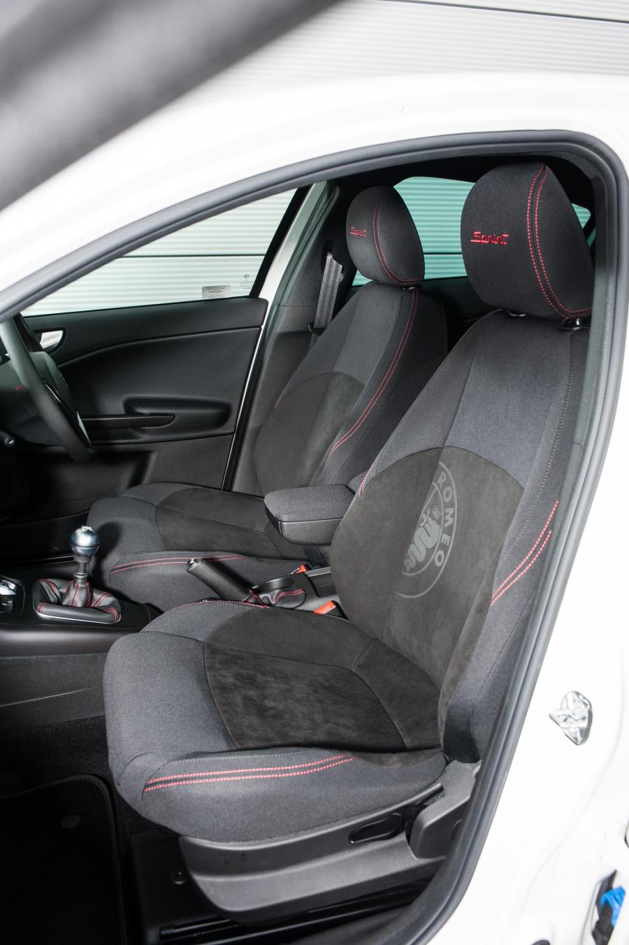 Интерьер Alfa Romeo Giulietta Sprint (940) 2014 года  (UK) (фото 4 из 5)